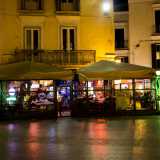 ...per prosegure con un locale che utilizza luci al neon verde �shocking� per illuminare i suoi grandi cartelloni
